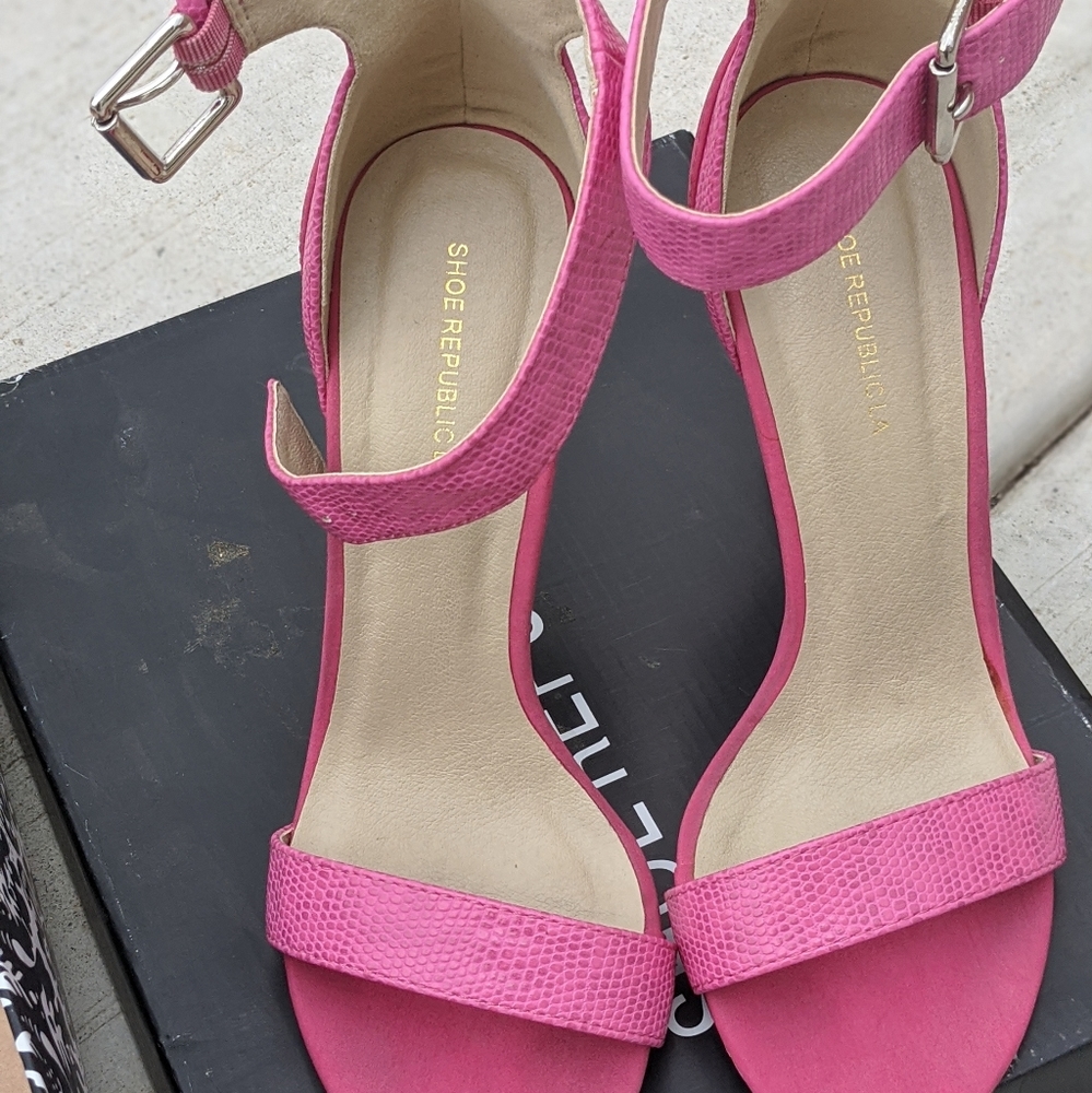 Fuschia stilleto shoes